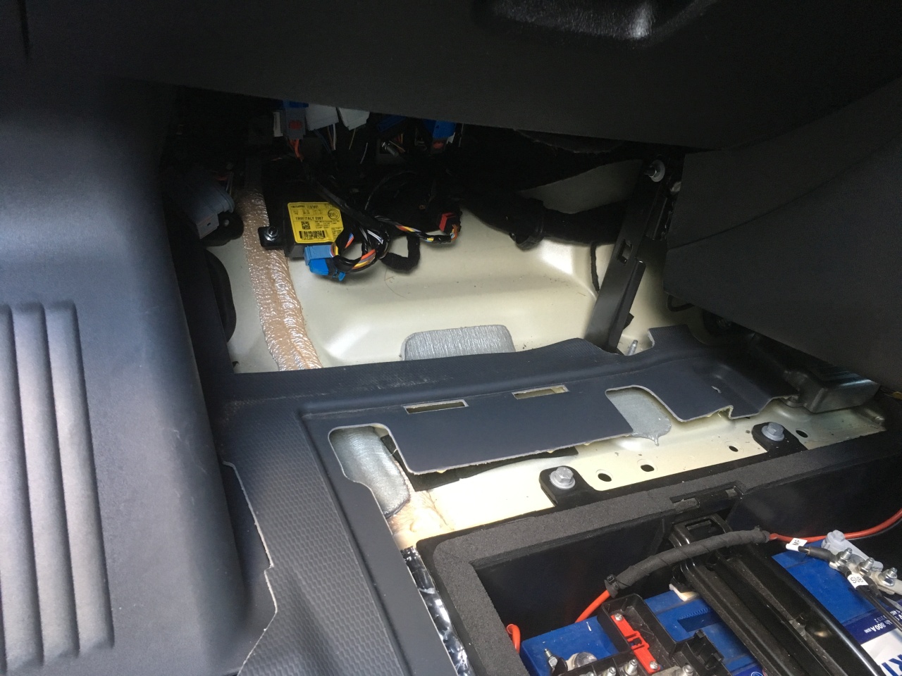 Passenger footwell without sound deadening
